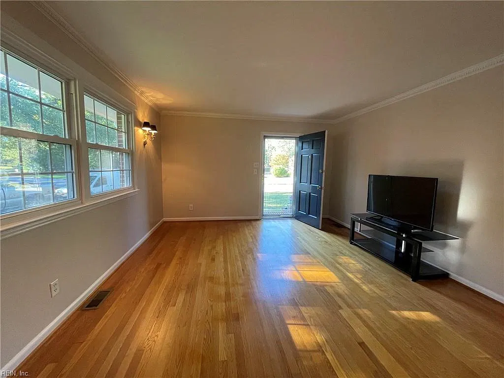 3065 Edinburgh DR — Photo 4