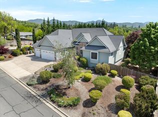 109 NW Fall Run Dr, Grants Pass, OR 97526