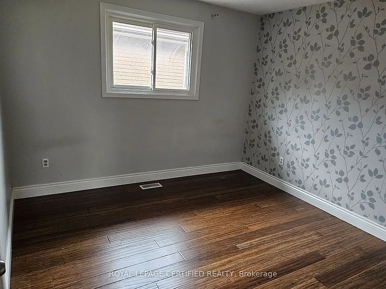 290 Balmoral Ave N — Photo 13