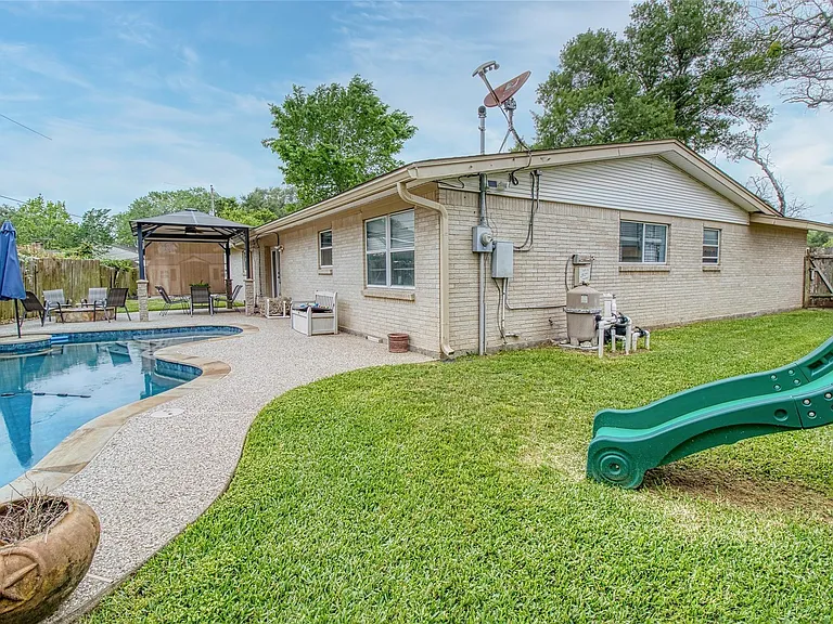 1405 Delabrook Ct — Photo 22