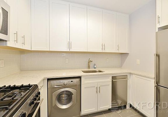 4th image of 420 E 72nd St APT 12D