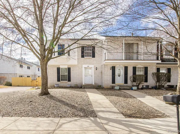 141 Stratford Ln, Rochester Hills, MI 48309