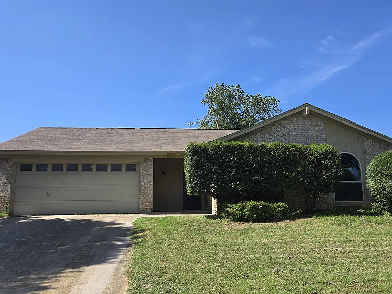 902 Rockwall Dr — Photo 1