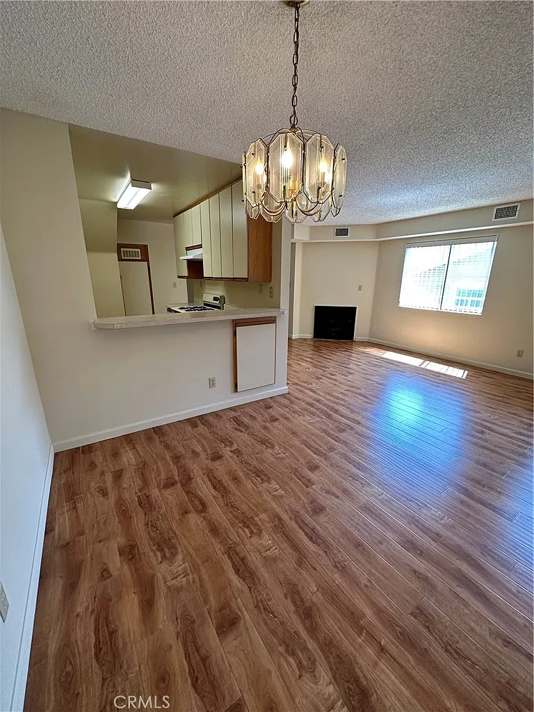 3 bed, 2.5 bath, 1660 sqft, $3,750 — Photo 4