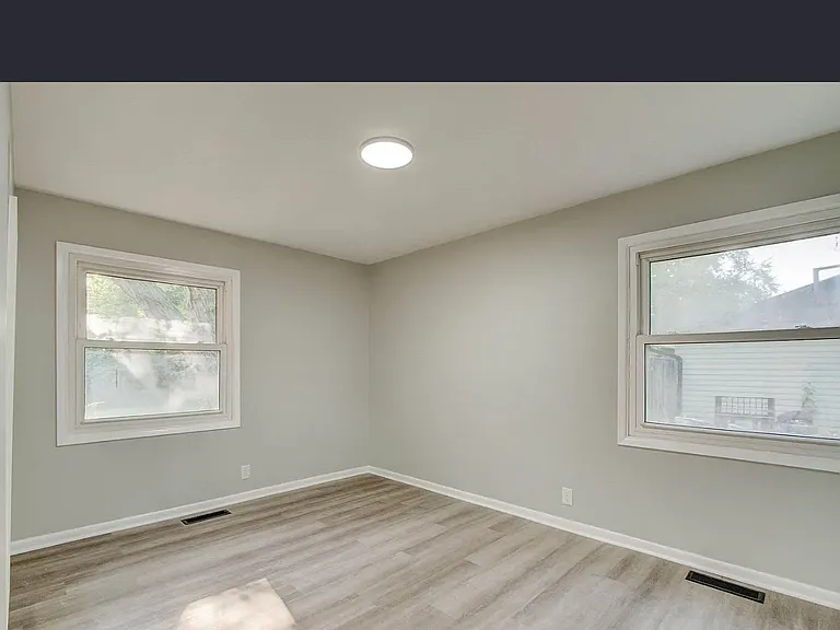 3141 N Richardt Ave — Photo 4