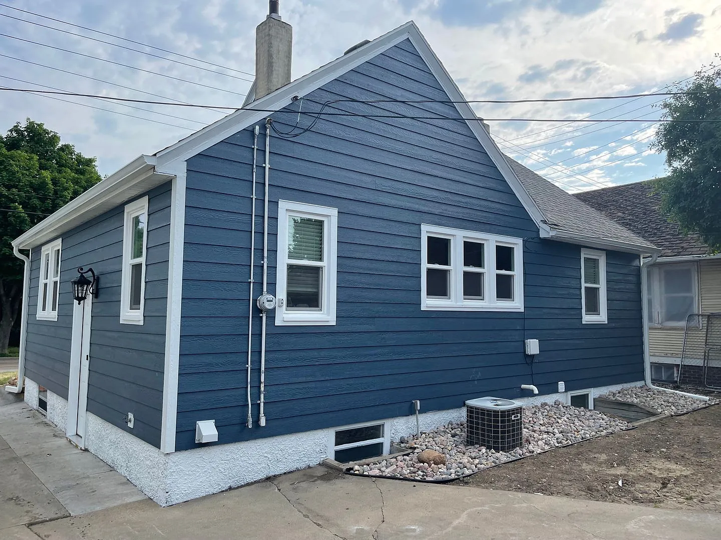 One block from USF! Huge home with 4 bedrooms! Fenced in yard — Photo 3