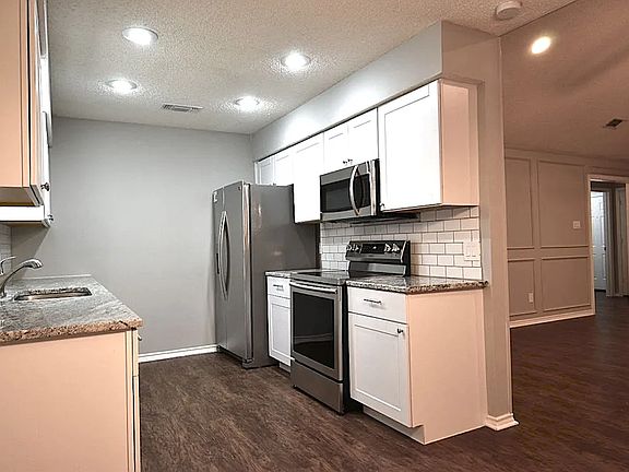 4th image of 3907 Helmsford Dr
