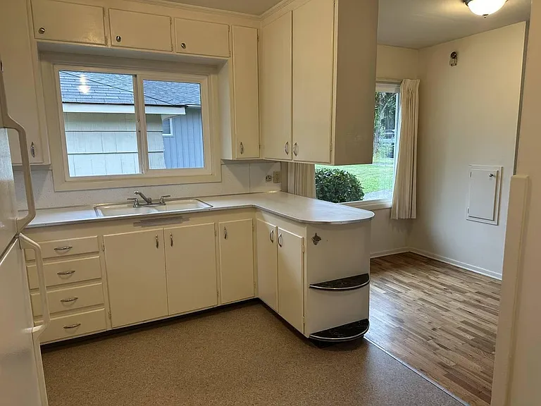 855 W 19th Ave — Photo 12