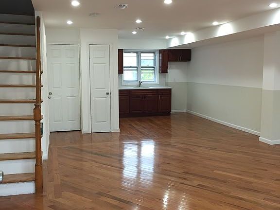 4th image of 948 Ashford St #0