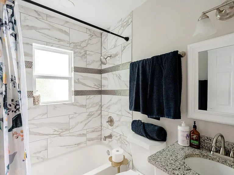 The full hallway bathroom.