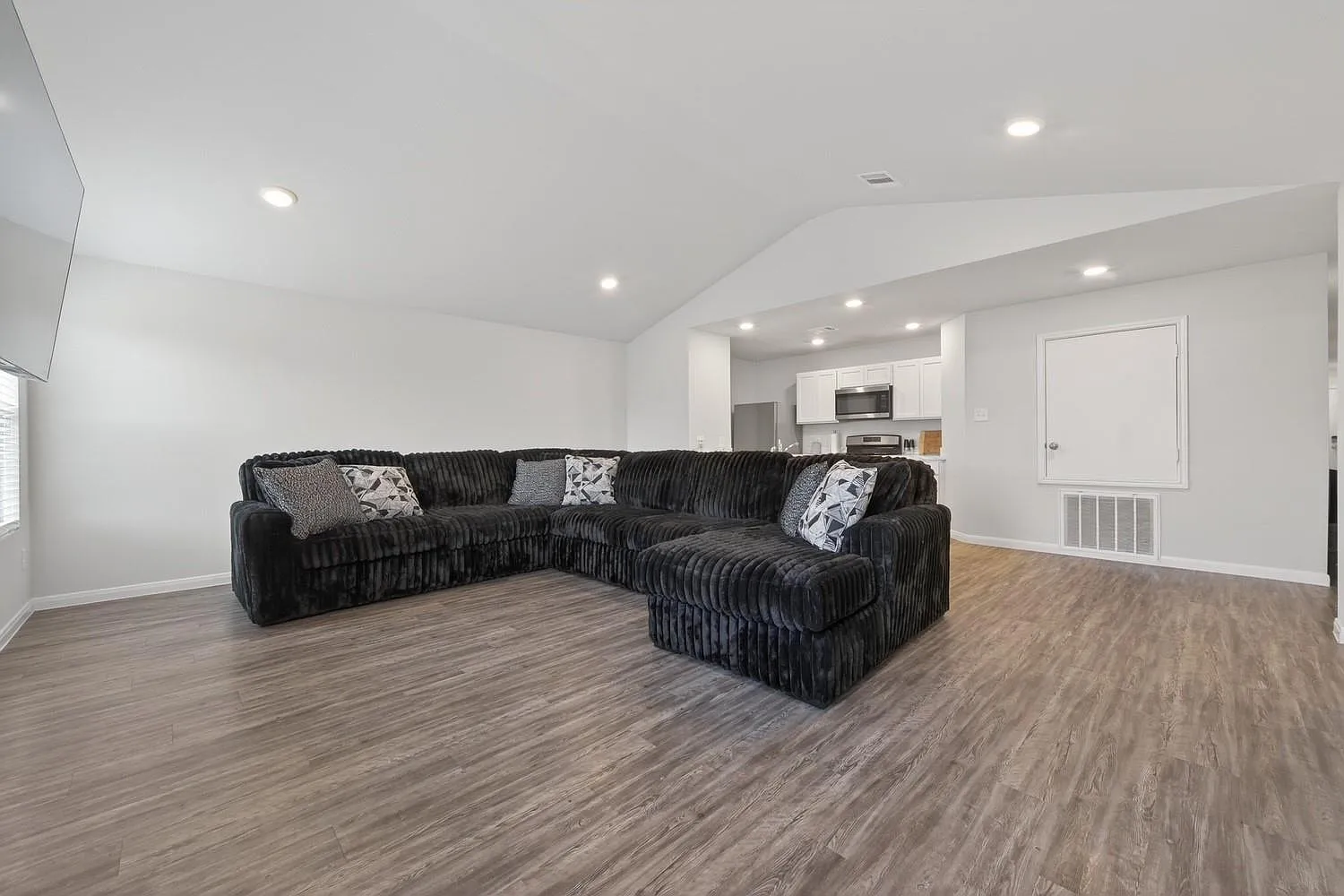 4 bed, 2.0 bath, 1804 sqft, $1,950 — Photo 2