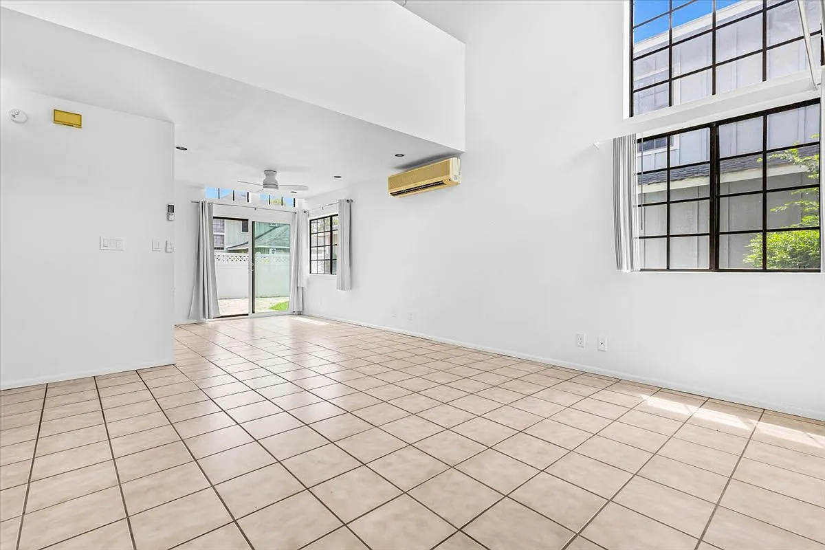 3 bed, 1566 sqft, $3,200 — Photo 2