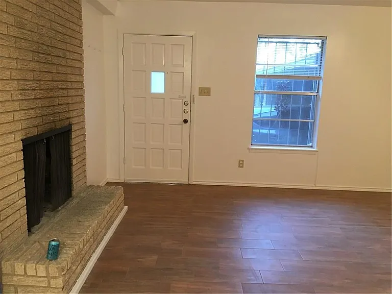 N Laurelwood Dr — Photo 3
