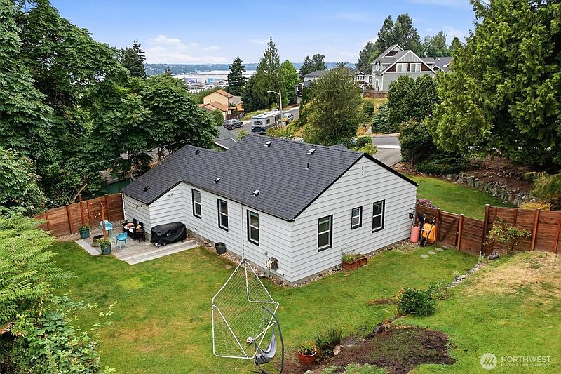 2nd image of 555 Windsor Place NE
