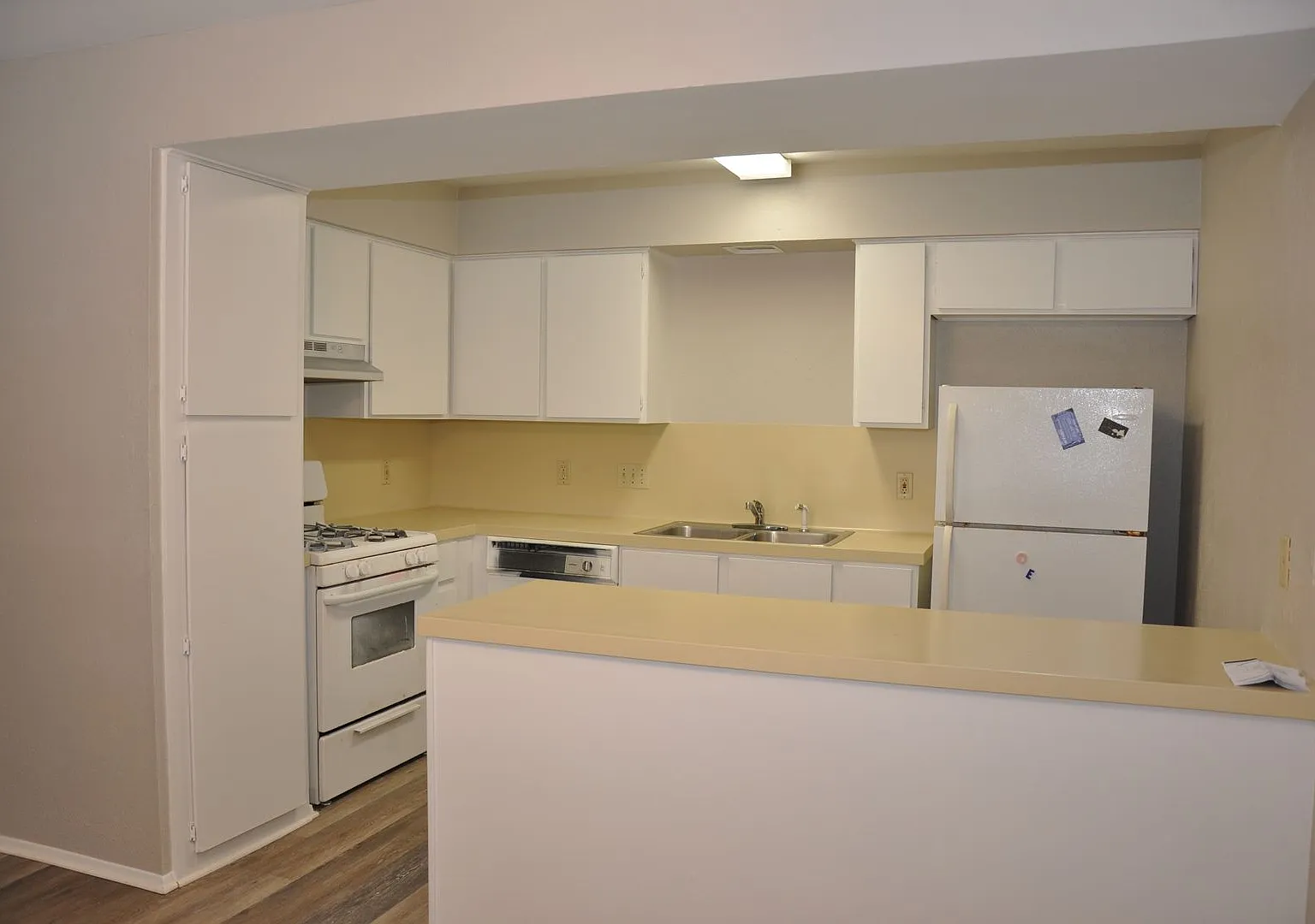 2 Bedroom 1 Bath Bottom Unit near Q2 Stadium — Photo 2