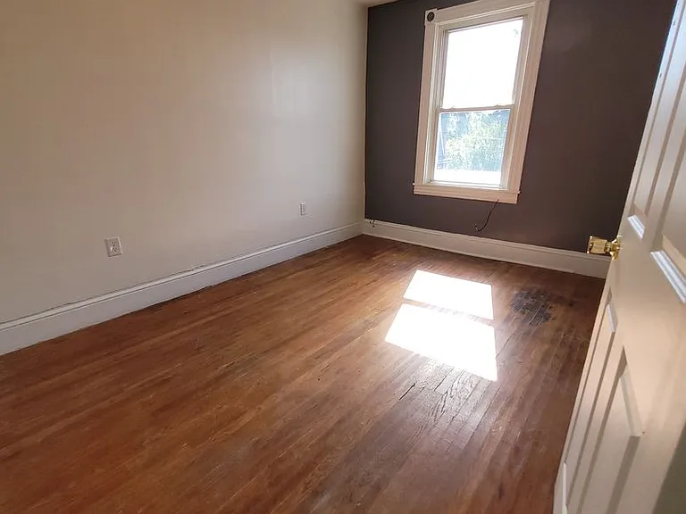 905 E King St — Photo 22