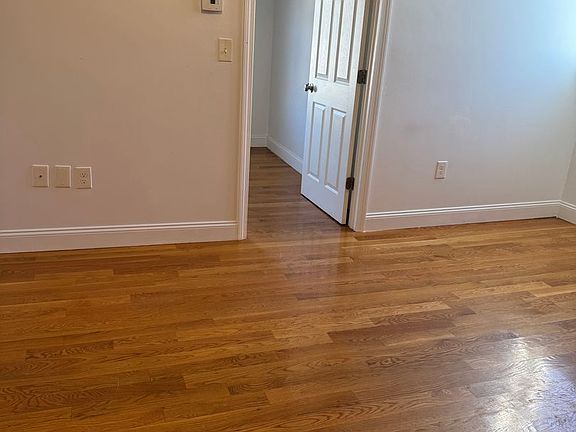 4th image of 61 Crescent Ave