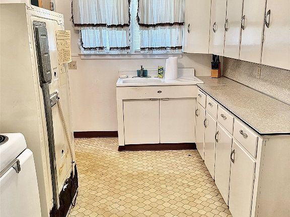 5th image of 727 Dickson St