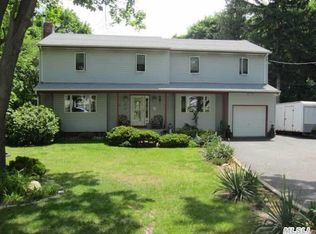 55 Syracuse Ave, Medford, NY 11763