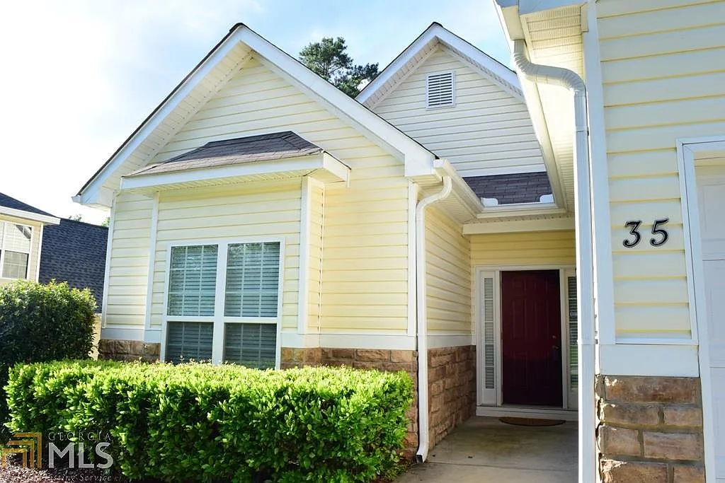 3 bed, 2.0 bath, 1396 sqft, $2,200 — Photo 2