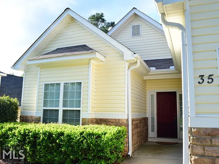 35 Bedford Park Dr — Photo 2
