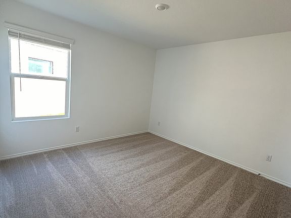 3rd image of 113 Sunrise Oak Cv