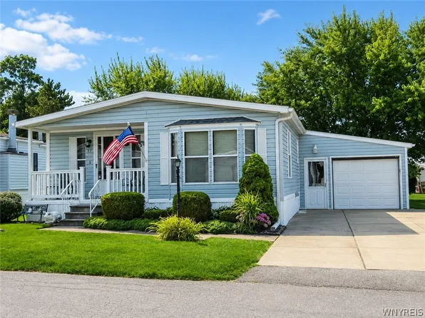 37 Brookridge Dr, Hamburg, NY 14075