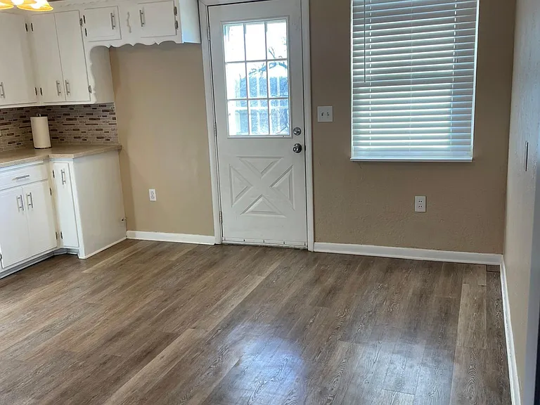 4200 E Interstate Highway 35 Frontage Rd — Photo 5