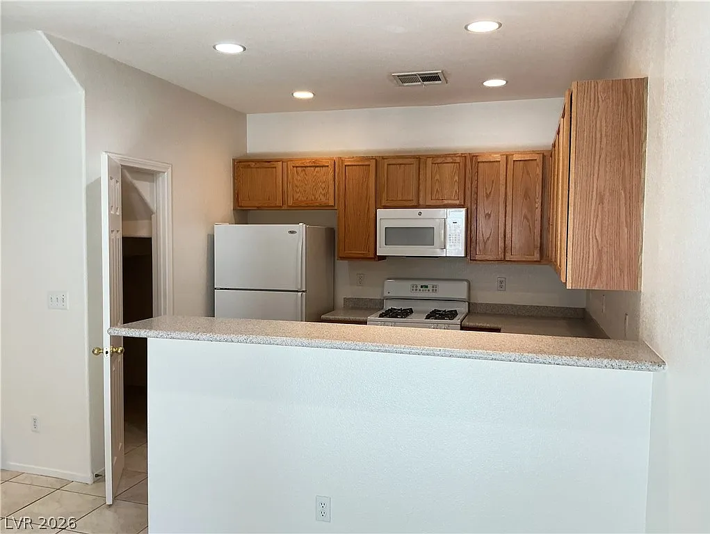 3 bed, 2.5 bath, 1342 sqft, $1,795 — Photo 3