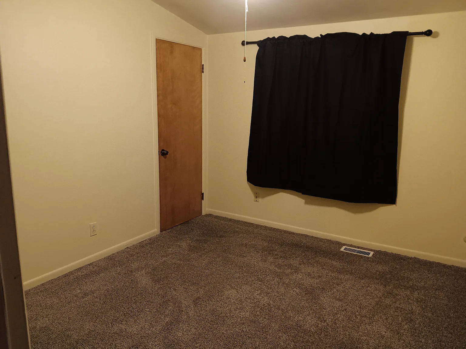 3 bed, 1.5 bath, 988 sqft, $550 — Photo 1
