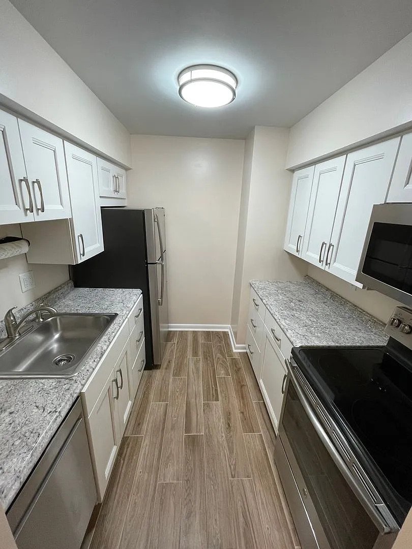 Cozy 1 Bedroom in a Quiet Building in Emsworth! — Photo 2
