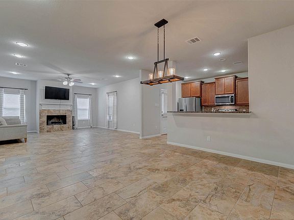 4th image of 3811 Springcrest