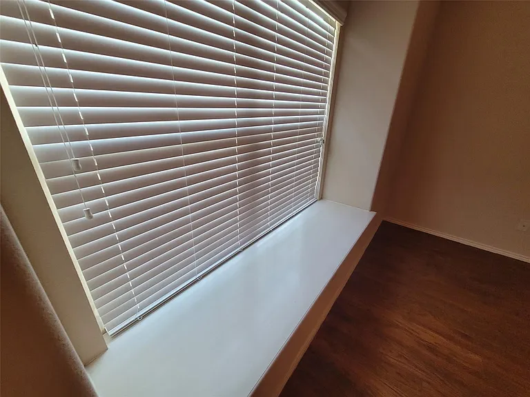 8913 Eastwood Ave — Photo 12