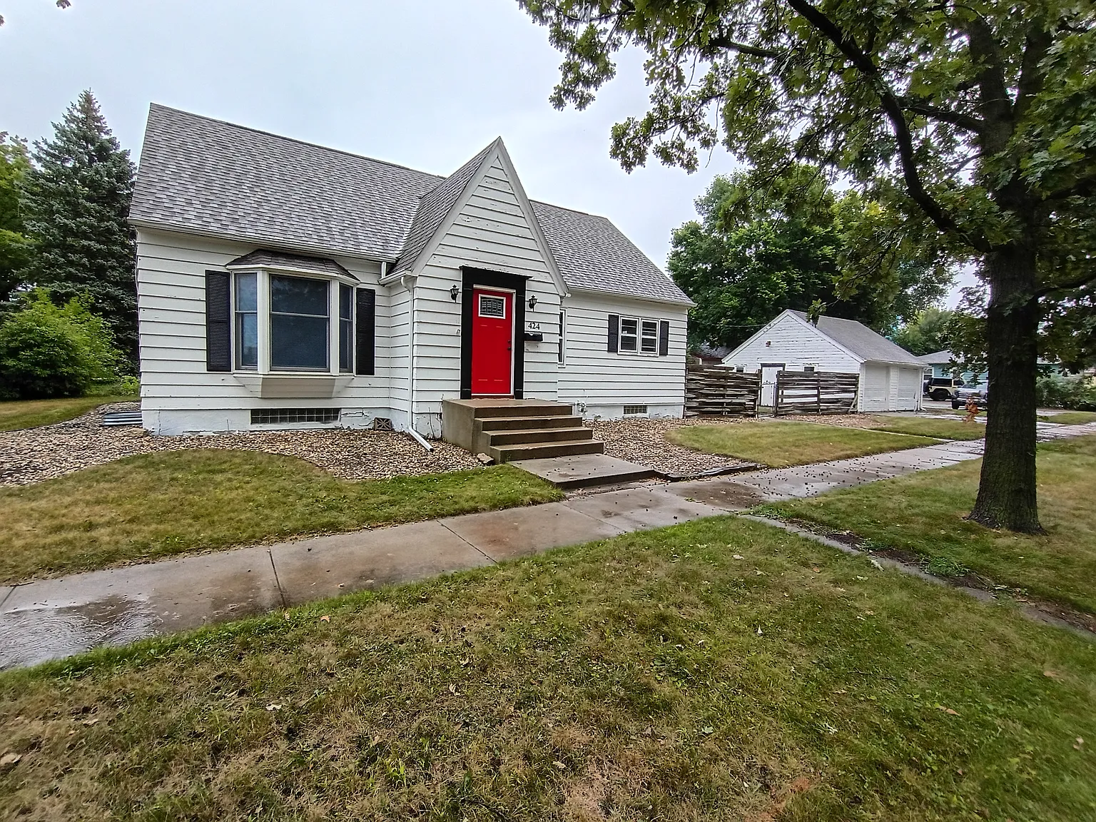 7 bed, 3075 sqft, $2,400 — Photo 1