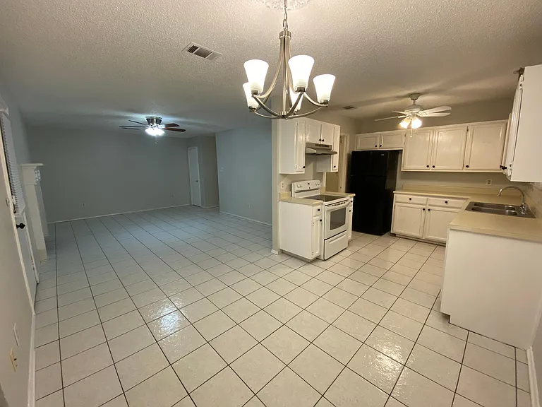 7609 April Ct — Photo 4