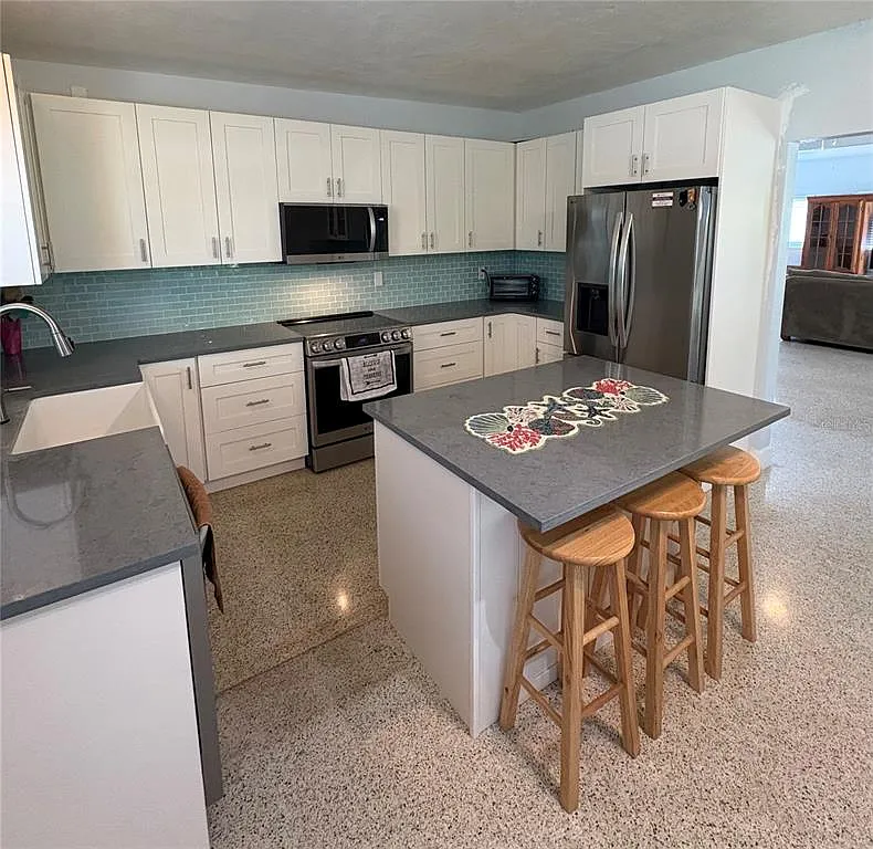 3 bed, 1.0 bath, 1544 sqft, $2,600 — Photo 2