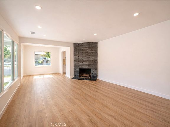 3rd image of 13900 Cantlay St