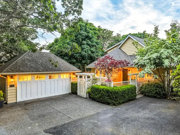 590 Island Rd, Oak Bay, BC V8S 2T6