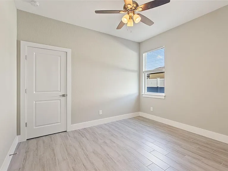 119 Tulip Ln — Photo 17