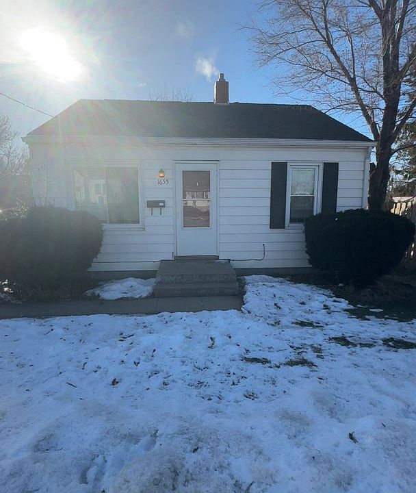 2nd image of 1655 32nd St NE