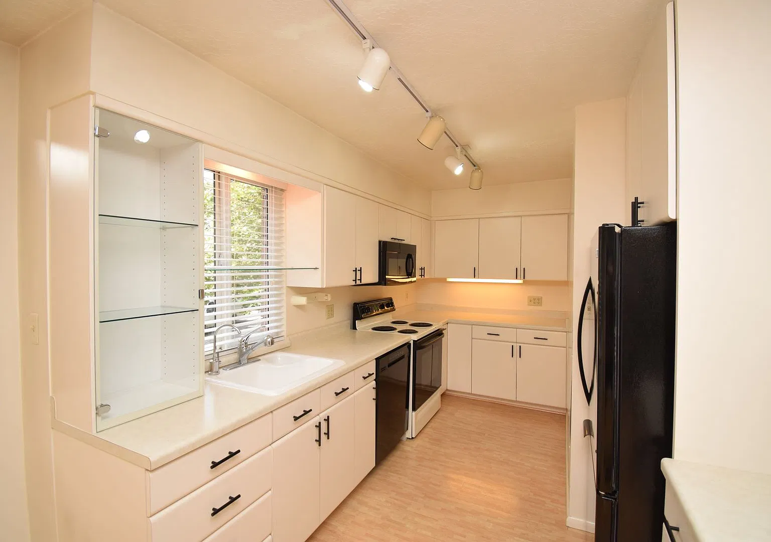 Great 4 Bed 2 Bath Townhome in Holladay — Photo 3