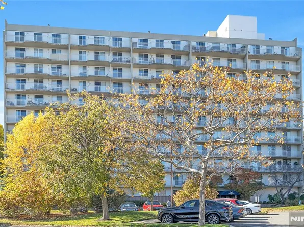 1077 River Rd #Penthouse 12, Edgewater, NJ 07020