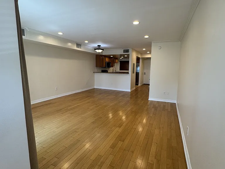 2301 Roscomare — Photo 22