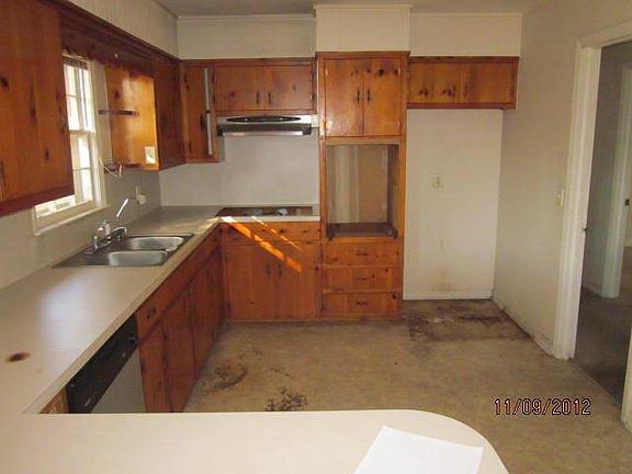 3rd image of 105 Groveland St