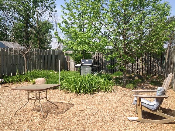 Fenced area off main level 