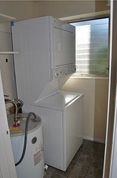2nd image of 821 NE 16th Pl