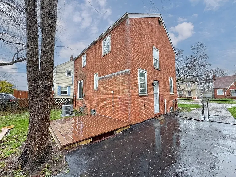 22000 Kenison Ave — Photo 27