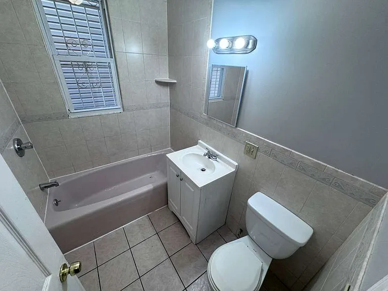 457 Hawthorne Ave #2 — Photo 2