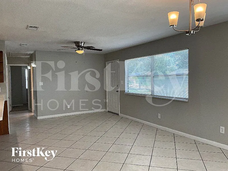 3 bed, 1.0 bath, 1025 sqft, $1,585 — Photo 4