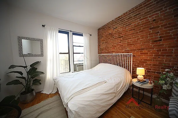 Rented by Metropolitan Realty | media 7